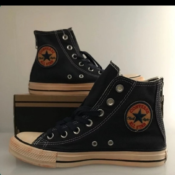 Chuck Taylor Converse - Picture 1 of 3